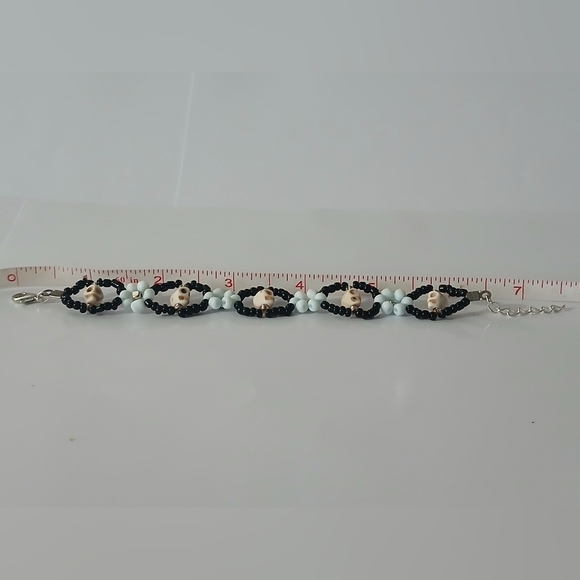 Black and White Beaded Bracelet with Elegant Design - Picture 5 of 6